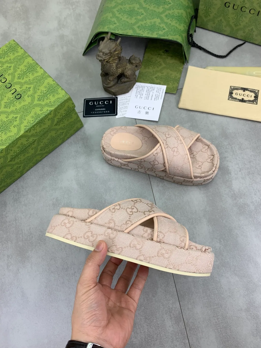 Men's men's shoes 💰P400💰[New model] High version 🎁🎁🎁 GUCCI New casual slippers for the Year of the Snake, original official website, perfect workmanship, transmitting a kind of noble luxury, sublimating its definition of luxury in Gucci's high-end extraordinary craftsmanship. Original Gucci double G combination outsole, code number: 35-46, complete package